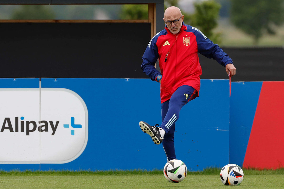 El seleccionador español Luis de la Fuente, durante un entrenamiento de la selección de España este domingo, en Donaueschingen (Alemania). EFE/ J.J. Guillén