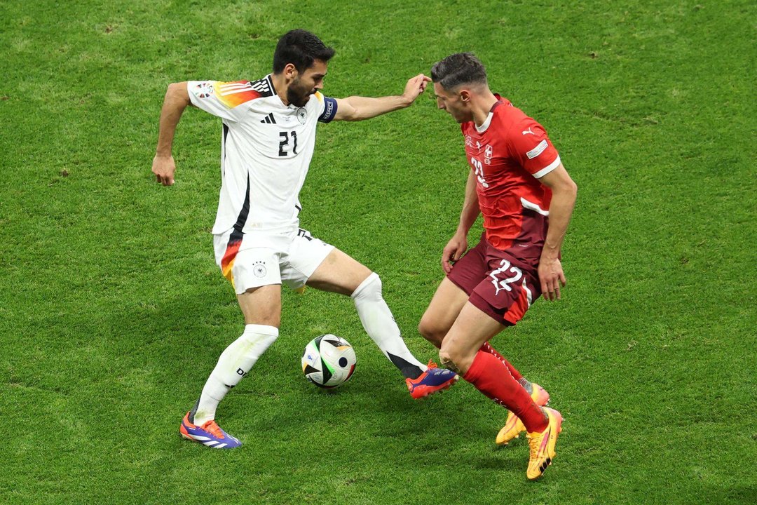 Ilkay Gündogan (L) y Fabian Schär durante el partido del grupo A que han jugado Suiza y Alemania en Fránkfort, Alemania. EFE/EPA/GEORGI LICOVSKI