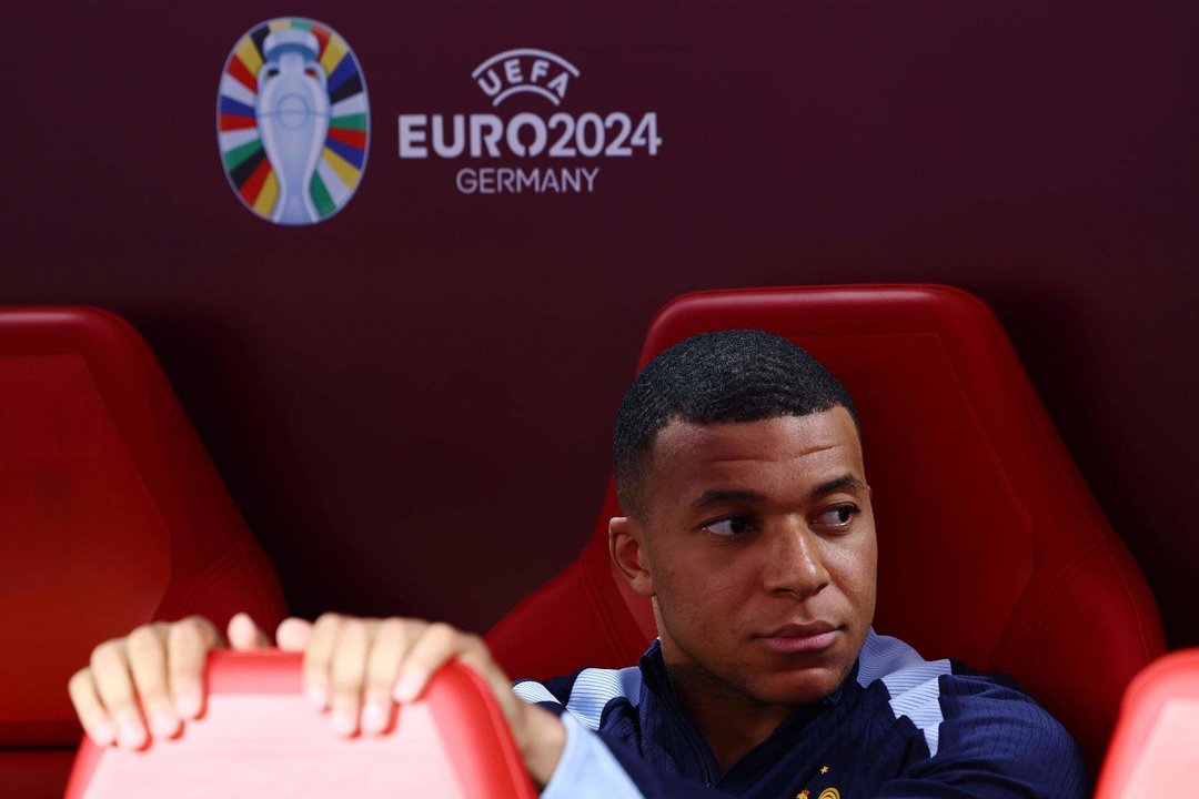 El jugador francés Kylian Mbappe en el banquillo antes del partido de fútbol del Grupo D de la Eurocopa 2024 entre Holanda y Francia, en Leipzig, Alemania. EFE/EPA/FILIP CANTANTE