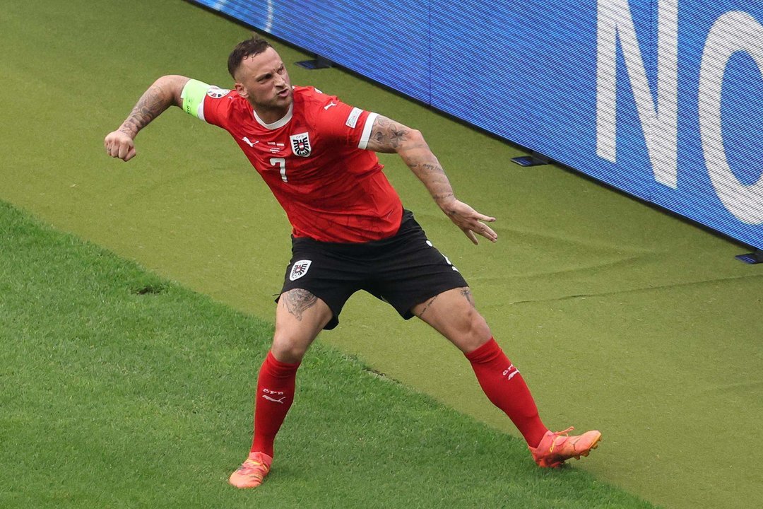 El delantero de Austria Marko Arnautovic (d) celebra el tercer gol de su equipo ante Polonia, en una foto de archivo. EFE/EPA/ABEDIN TAHERKENAREH