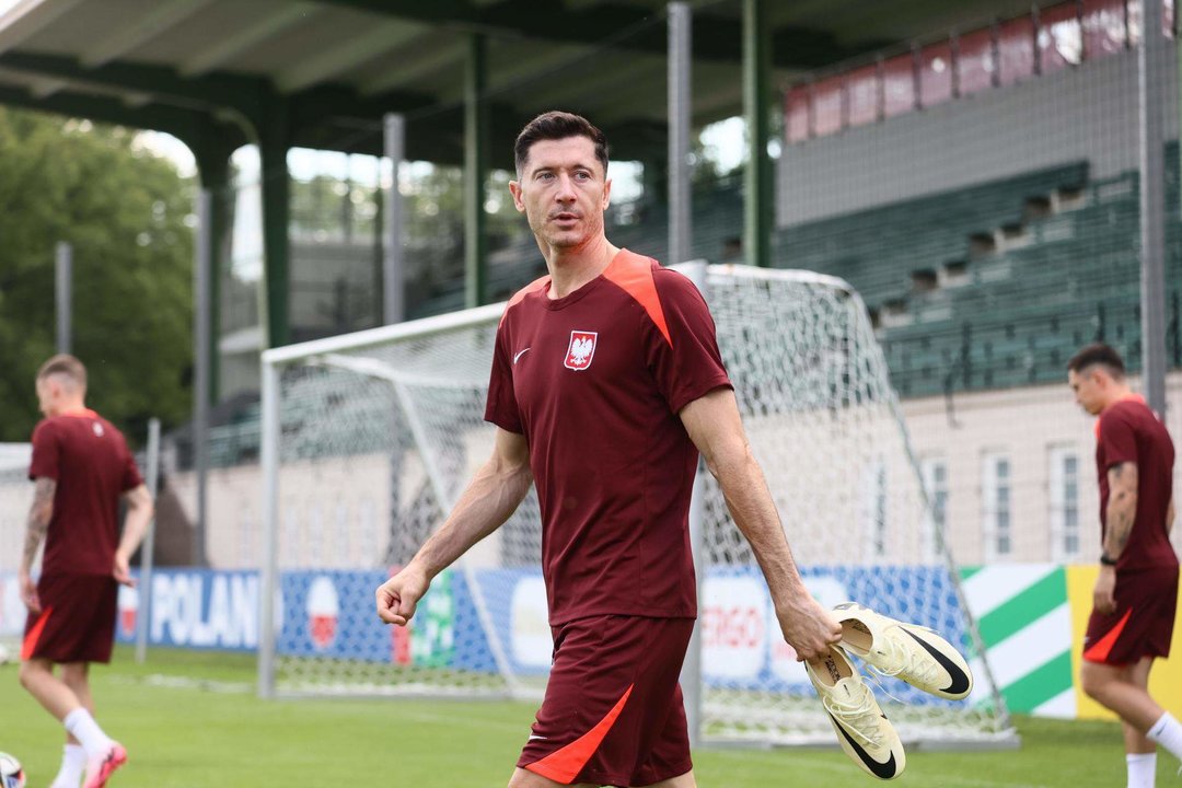 El delantero Robert Lewandowski alta al entrenar en Dortmund, Alemania. EFE/EPA/Leszek Szymanski