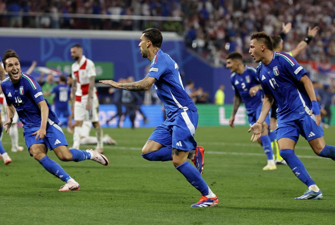 El jugador de Italia Mattia Zaccagni (c) celebra el 1-1 durante el partido del grupo B que han jugado Croaica e Italia en Leipzig, Alemania. EFE/EPA/ROBERT GHEMENT