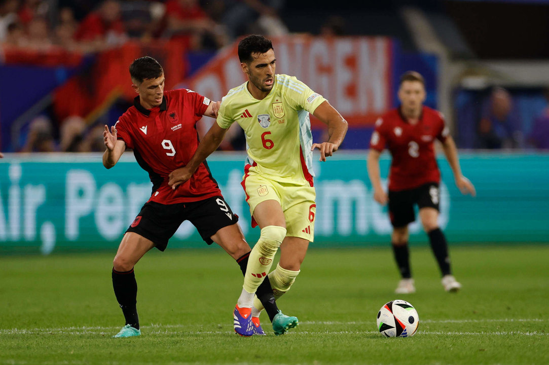 El albanés Jasir Asani (I) en acción ante Mikel Merino (d) durante el partido jugado en Düsseldorf, Alemania. EFE/ Alberto Estevez