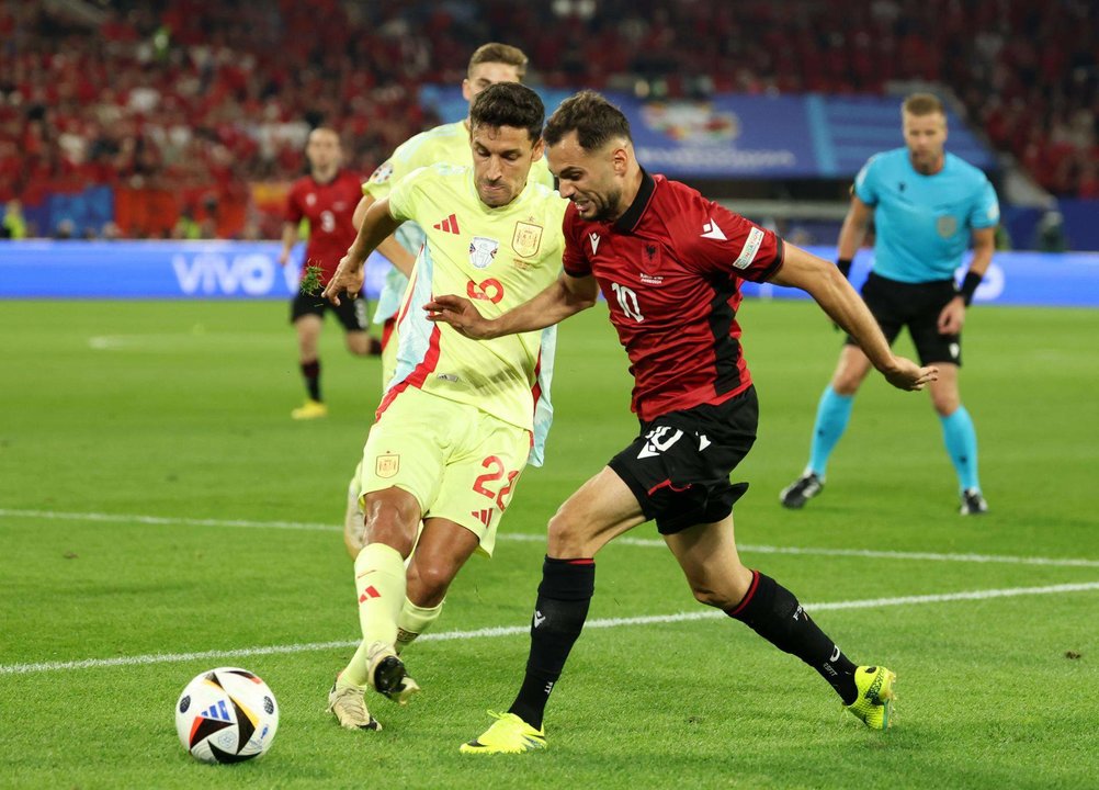 El albanés Nedim Bajrami (d) y el lateral Jesus Navas en Dusseldorf, Alemania.EFE/EPA/FRIEDEMANN VOGEL