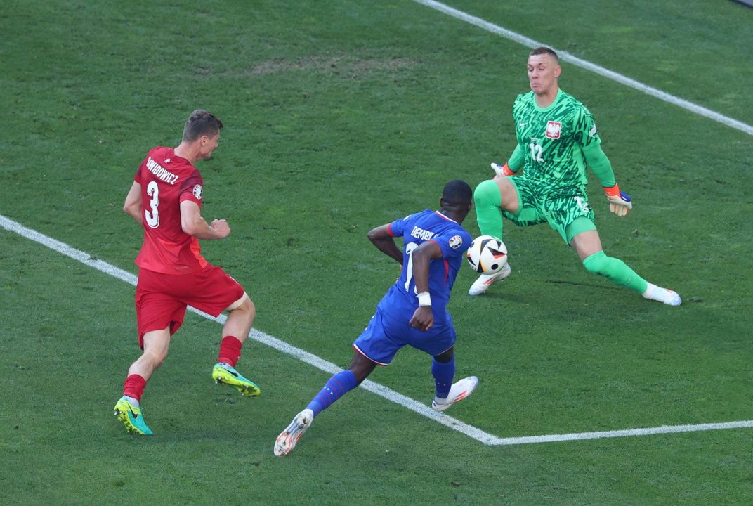 DEl portero polaco Lukasz Skorupski (D) le saca el balón a Ousmane Dembelé durante el partido del grupo D que han jugado Francia y Polonia en Dortmund, Alemania., Polonia) EFE/EPA/GEORGI LICOVSKI