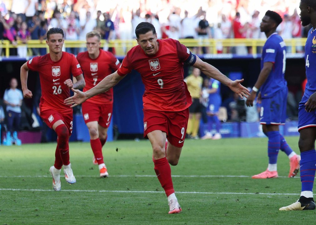 El delantero polaco Robert Lewandowski celebra el 1-1 durante el partido del grupo D que han jugado Francia y Polonia en Dortmund, Alemania. EFE/EPA/CHRISTOPHER NEUNDORF