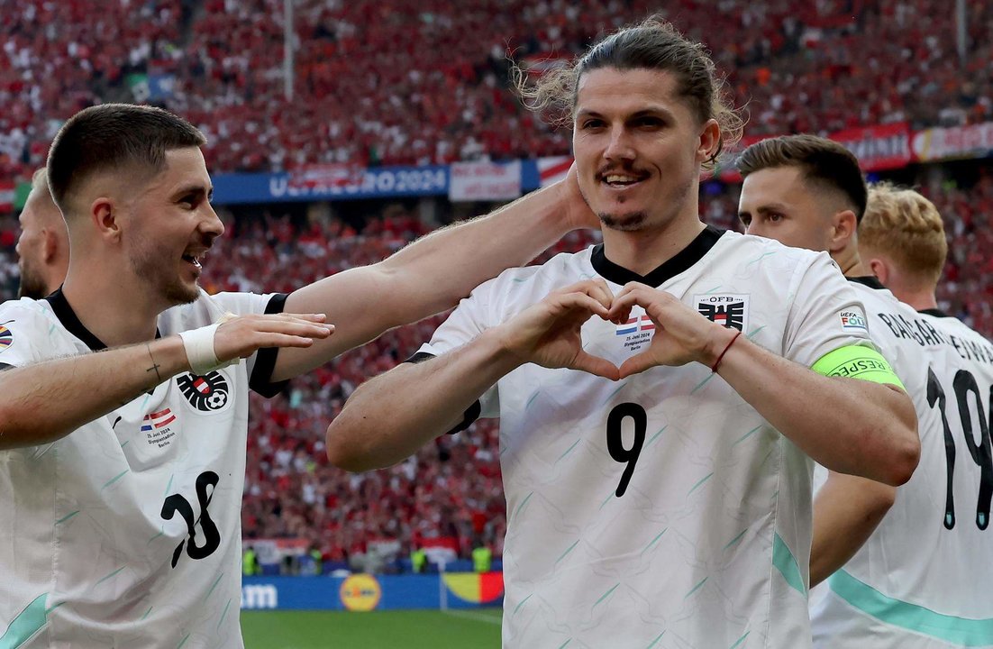 El delantero austriaco Marcel Sabitzer (c) celebra con sus compañeros en el partido del grupo D que han jugado Austria y Países Bajos en el Olímpico de Berlín. EFE/EPA/ABEDIN TAHERKENAREH