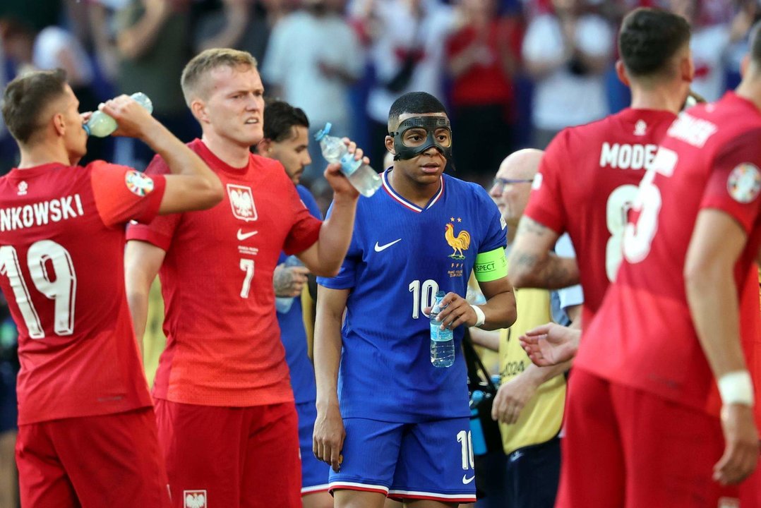 El francés Kylian Mbappe se hidrata durante el partido del grupo D que han jugado Fancia y Polonia en Dortmund, Alemania. EFE/EPA/FRIEDEMANN VOGEL