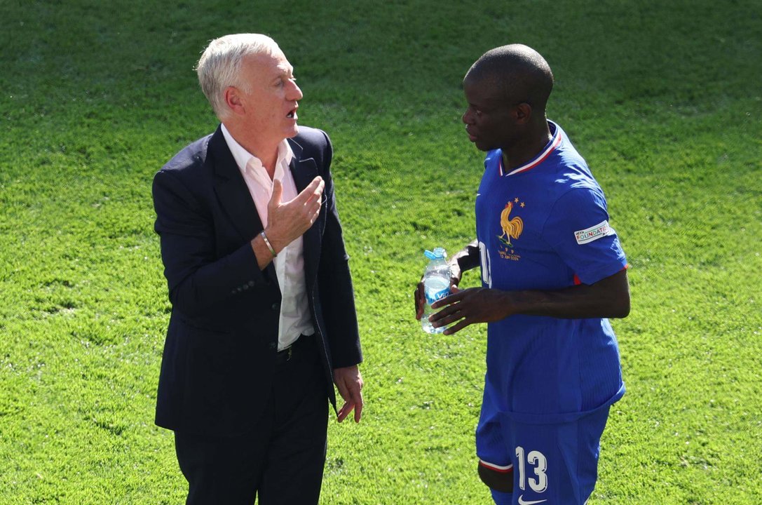 El seleccionador de Francia Didier Deschamps habla N'Golo Kante (R) durante el tiempo de hidratación en el partido del grupo D que han jugfado Fancia y Polonia en Dortmund, Alemania. EFE/EPA/GEORGI LICOVSKI