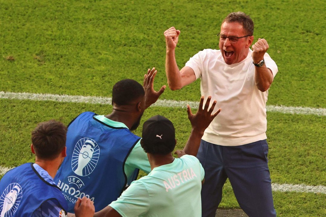 El seleccionador austriaco, Ralf Rangnick, celebra el liderato del grupo con su vanquillo en el Olímpico de Berlín, Alemania. EFE/EPA/HANNIBAL HANSCHKE