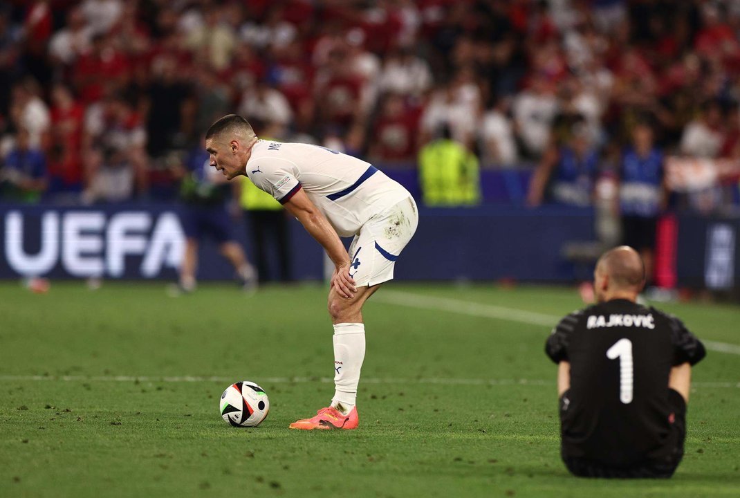 El defensa Nikola Milenkovic (I) y el portero Predrag Rajkovic se lamentan tras la eliminación de Serbia tras el partido del grupo C que han jugado Dinamarca y Serbia en Múnich, Alemania. EFE/EPA/ANNA SZILAGYI