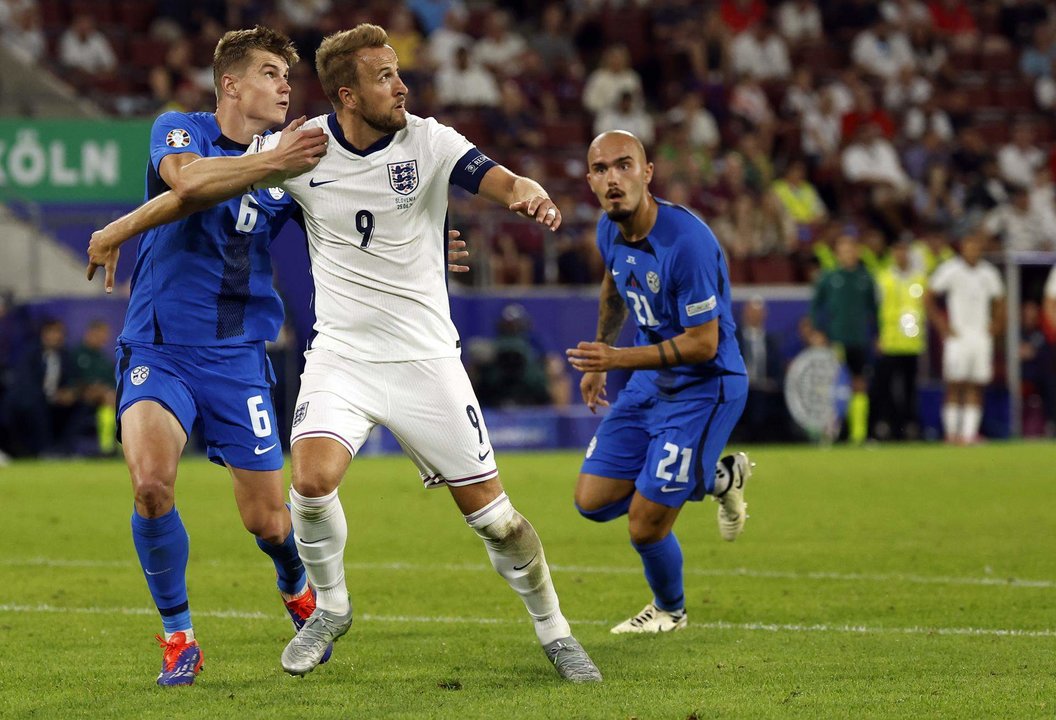 El jugador esloveno Jaka Bijol (I) defiende al inglés Harry Kane durante el partido del grupo C que han jugado Inglatera y Eslovenia en Colonia, Alemania.EFE/EPA/YOAN VALAT