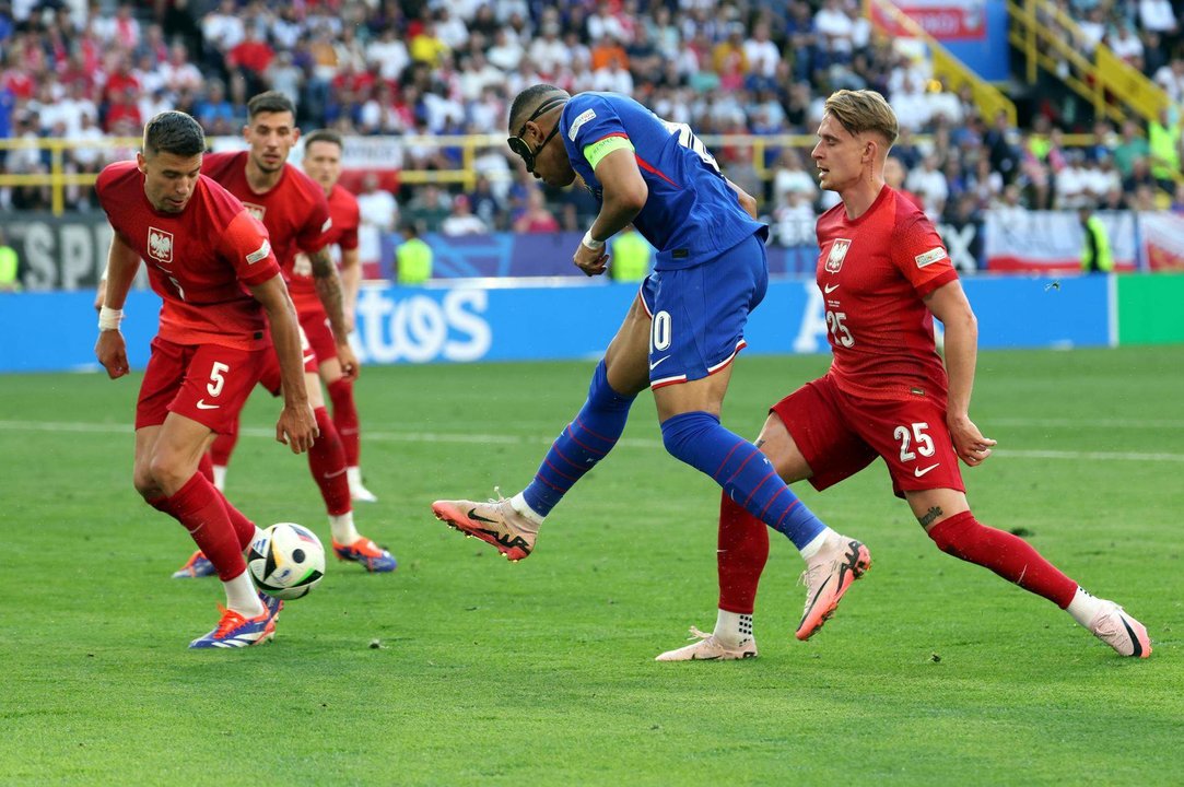 El francés Kylian Mbappe (C), en una acción del partido ante Polonia, en partido del Grupo D de la Eurocopa 2024. EFE/EPA/FRIEDEMANN VOGEL