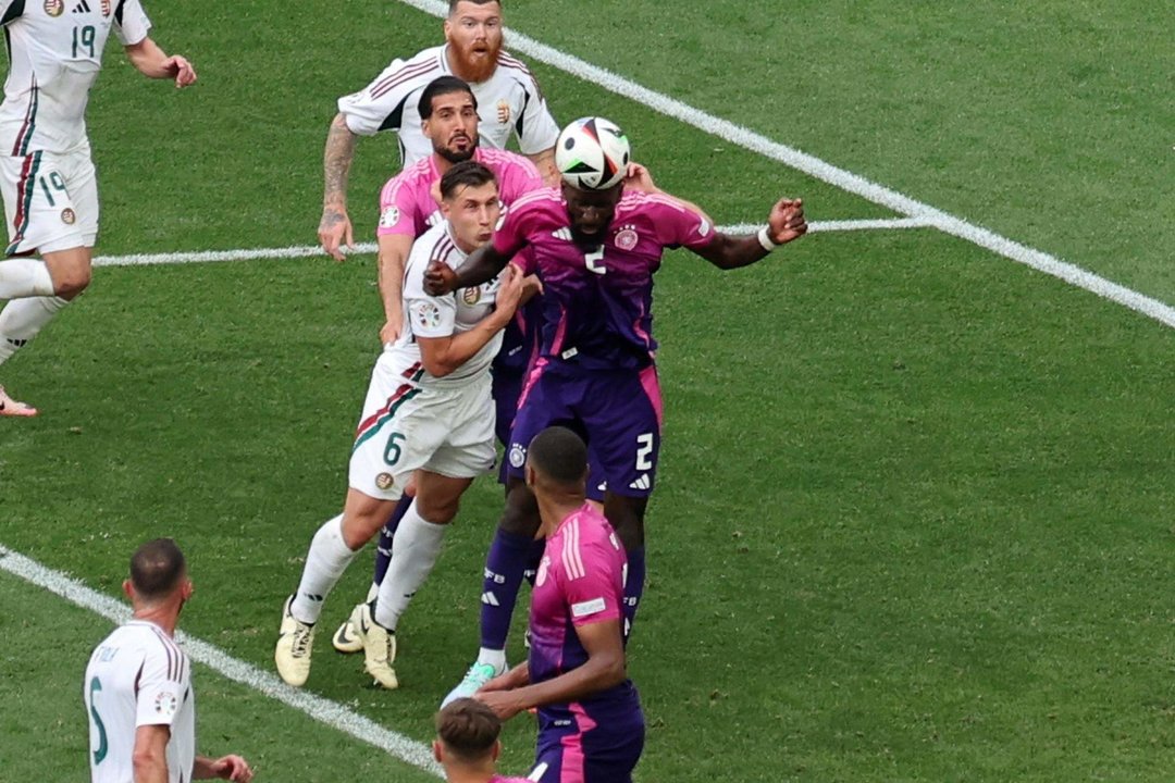 Antonio Rudiger, defensa central de Alemania, despeja un balón en el partido ante Hungría de la Eurocopa 2024. EFE/EPA/MOHAMED MESSARA