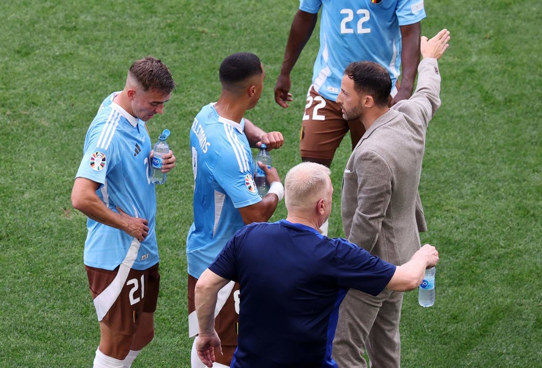 El seleccionador belga Domenico Tedesco (d) da instrucciones a Youri Tielemans durante el  partido del grupo E que han jugado Bélgica y Ucrania en Stuttgart, Alemania. EFE/EPA/MOHAMED MESSARA