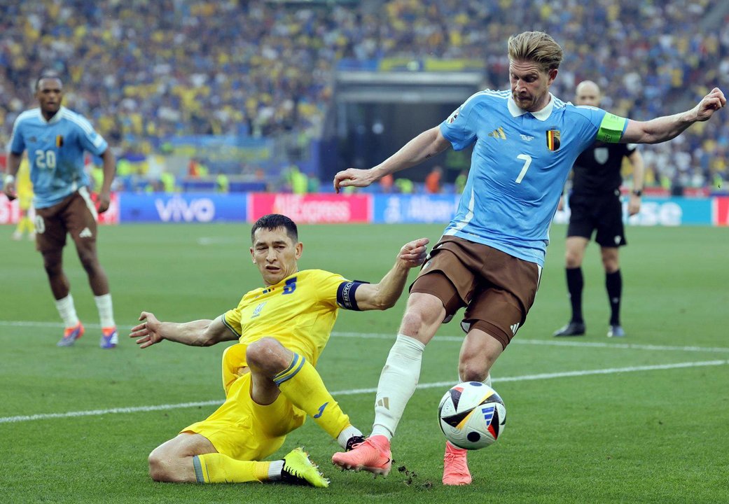 El ucraniano Taras Stepanenko y el belga Kevin de Bruyne of Belgium durante el partido del grupo E que han jugado Ucrania y Bélgica en Stuttgart, Alemania.EFE/EPA/RONALD WITTEK