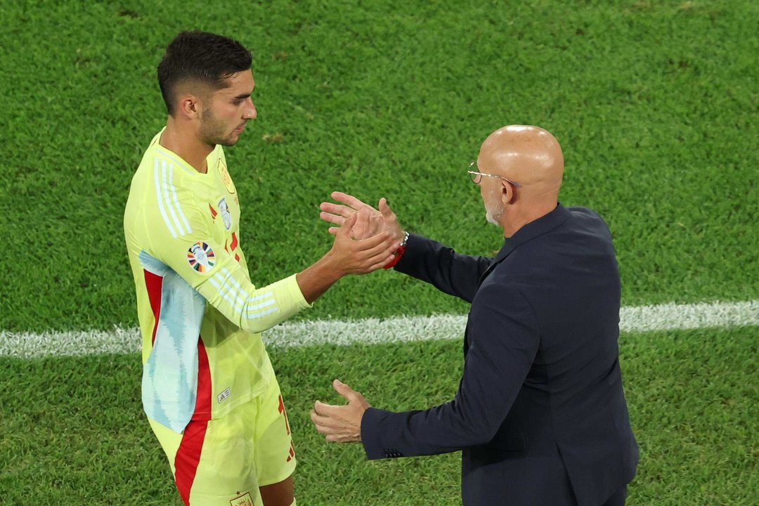 Ferran Torres (L) y el seleccionador Luis de la Fuente en Düsseldorf, Alemania. EFE/EPA/GEORGI LICOVSKI