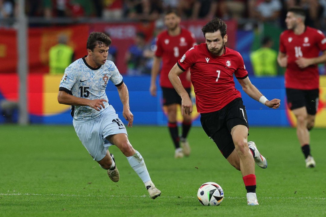 El portugués Joao Neves (I) en acción con Khvicha Kvaratskhelia durante el partido del grupo F que han jugado Georgia y Portugal en Gelsenkirchen, Alemania. EFE/EPA/MIGUEL A. LOPES