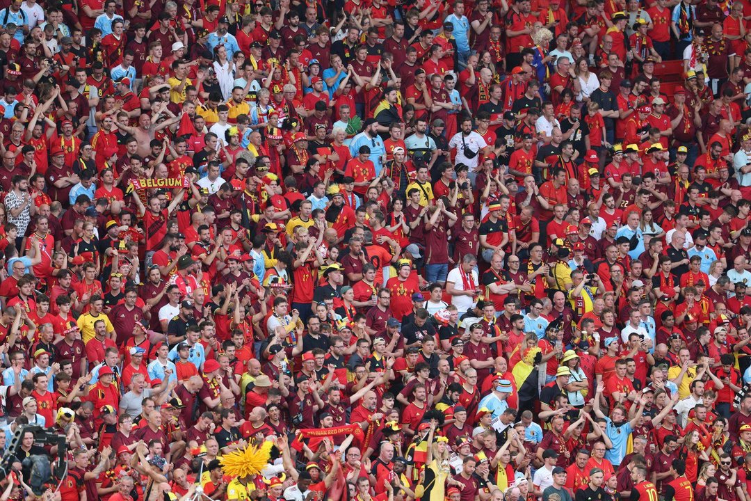 Aficionados belgas asisten al partido entre su selección y la de Ucrania en la Eurocopa (0-0). EFE/EPA/MOHAMED MESSARA