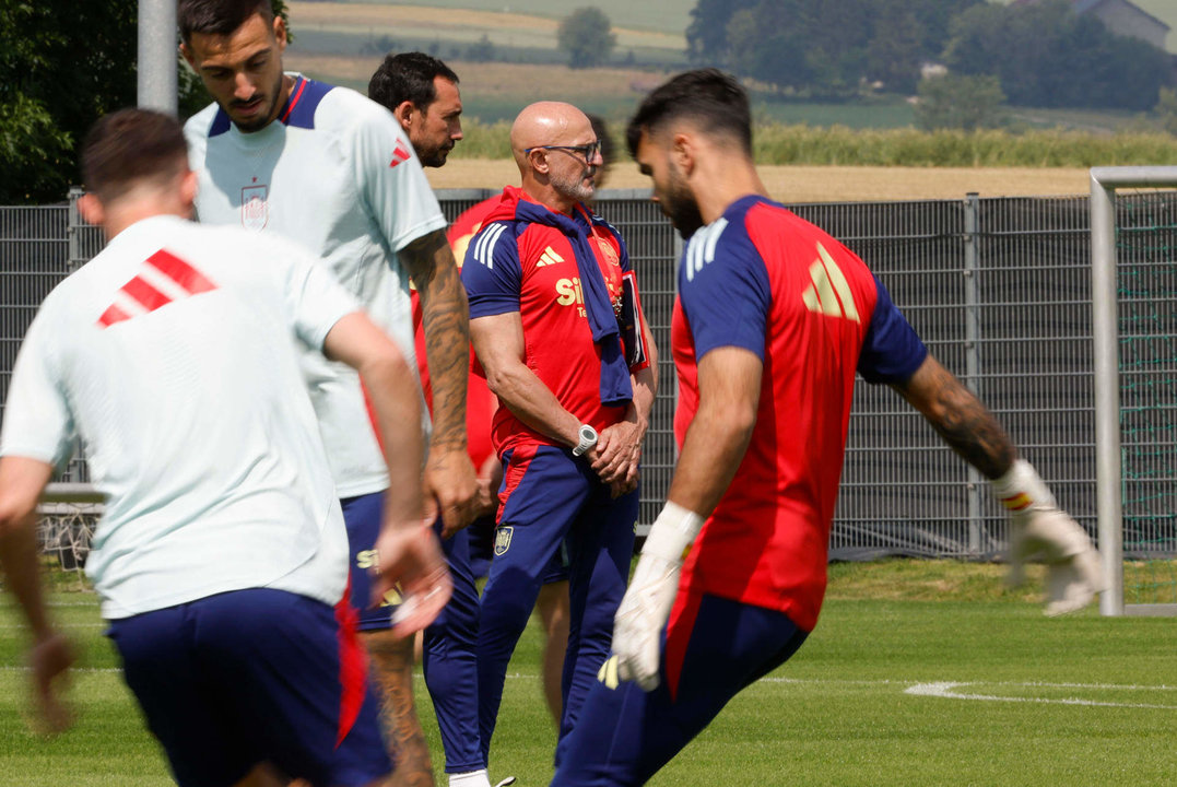 El seleccionador Luis de la Fuente dirige un entrenamiento del combinado español este jueves en la localidad alemana de Donaueschingen preparándose para el choque de octavos de final del domingo en Colonia. EFE/ J.J. Guillén