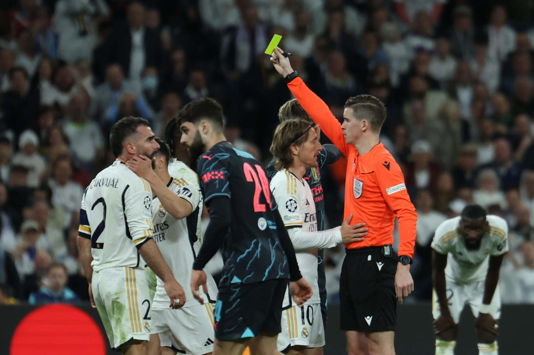 Imagen de archivo en la que el colegiado François Letexier saca tarjeta amarilla a Dani Carvajal, del Real Madrid, durante el partido de ida de cuartos de final de la Liga de Campeones que Real Madrid y Manchester City disputaron en el estadio Santiago Bernabéu. EFE/Kiko Huesca