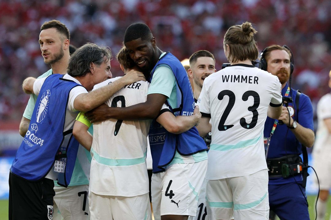 Los jugadores de Austria celebran la victoria en el partido del grupo D de la Eurocopa 2024 entre Holanda y Austria, en Berlín, Alemania. EFE/EPA/ROBERT GHEMENT