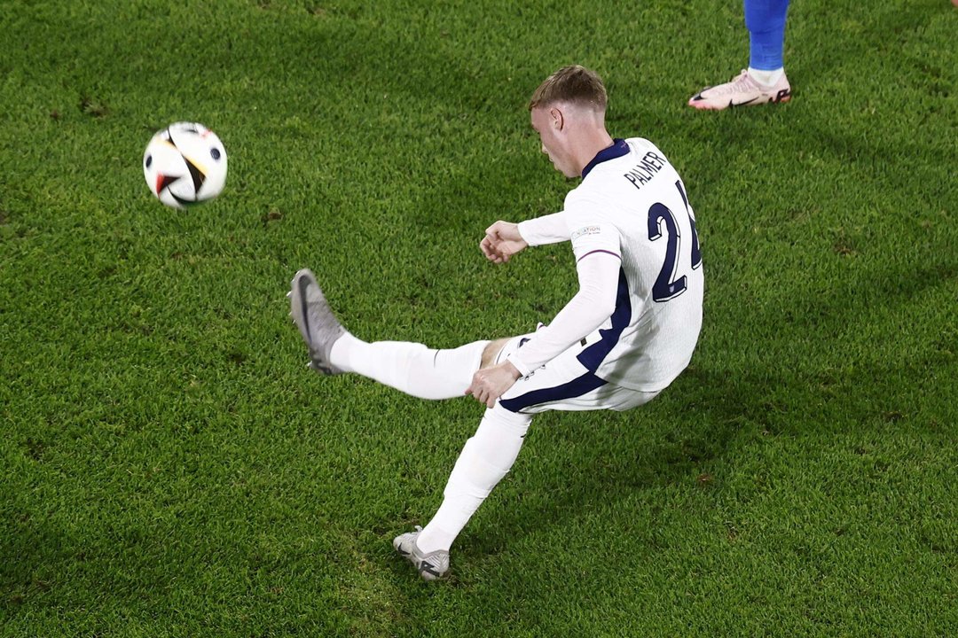 El jugador inglés Cole Palmer en acción durante el partido del grupo C de la Eurocopa 2024 entre Inglaterra y Eslovenia, en Colonia, Alemania. EFE/EPA/MOHAMMED BADRA