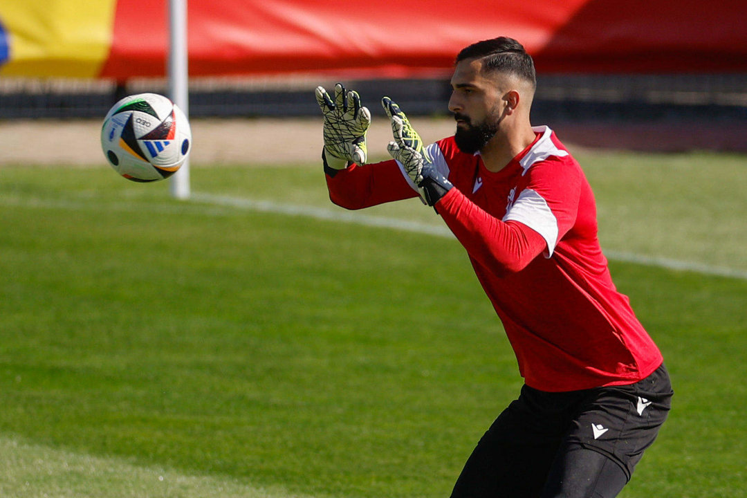 El portero de Georgia Giorgi Mamardashvili durante el entrenamiento que su selección ha realizado este viernes en la localidad alemana de Velbert, de preparación para el partido de octavos de final de la Eurocopa 2024 ante España . EFE/ Alberto Estevez