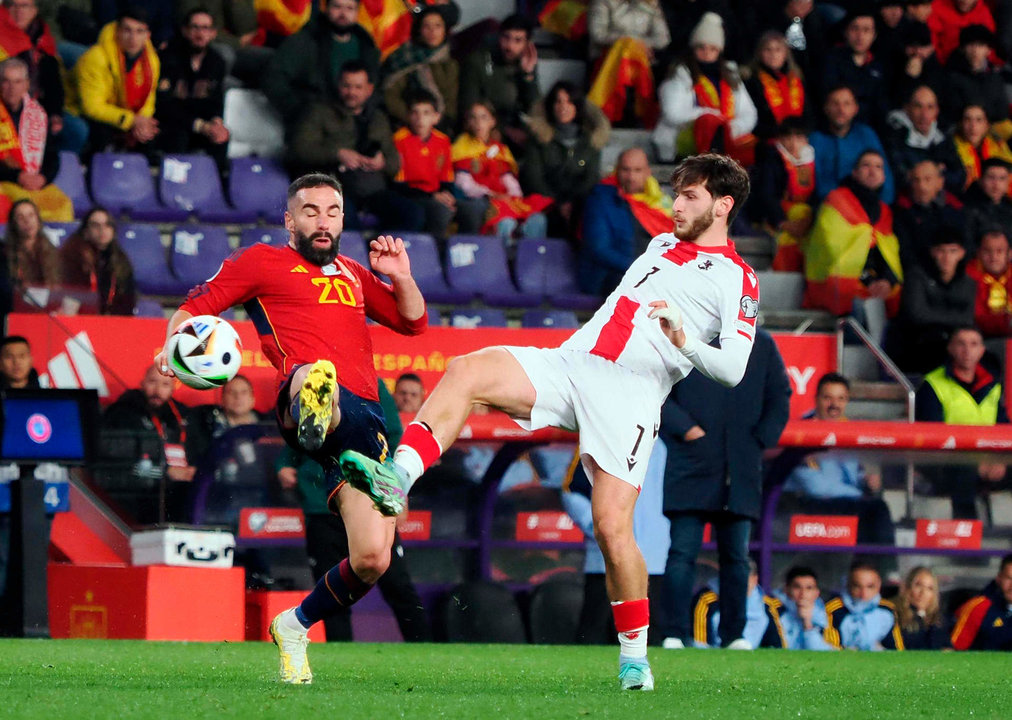 El defensa de la selección española Dani Carvajal (i) disputa una posesióna ante Khvicha Kvaratskhelia en foto de archivo de R. GARCIA. EFE