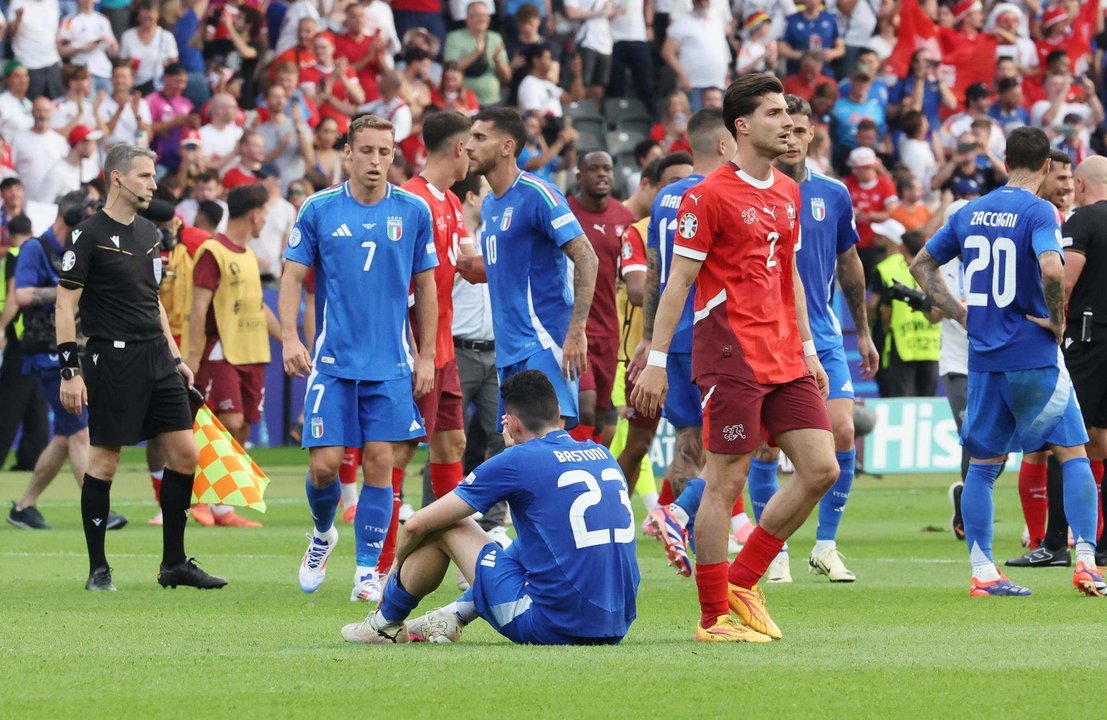 El italiano Alessandro Bastoni lamenta la derrota durante el partido de octavos de la Eurocpa que han jugado Suiza e Italia en Berlín, Alemania. EFE/EPA/ABEDIN TAHERKENAREH