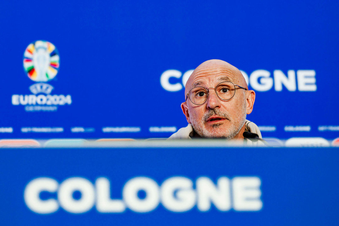 El seleccionador español de fútbol, Luis de la Fuente, durante la rueda de prensa ofrecida este sábado en Colonia, en la víspera del partido de octavos de final de la Eurocopa ante Georgia. EFE/RFEF