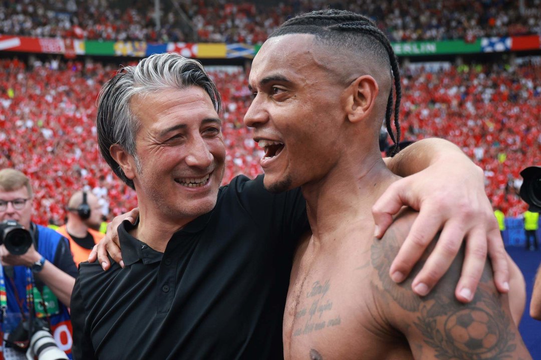 El seleccionador suizo, Murat Yakin junto al central Manuel Akanji en Berlin, Alemania. EFE/EPA/CLEMENS BILAN