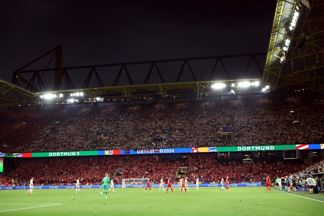 Los jugadores se retiran del terreno de juego por una fuerte tormenta. EFE/EPA/FRIEDEMANN VOGEL