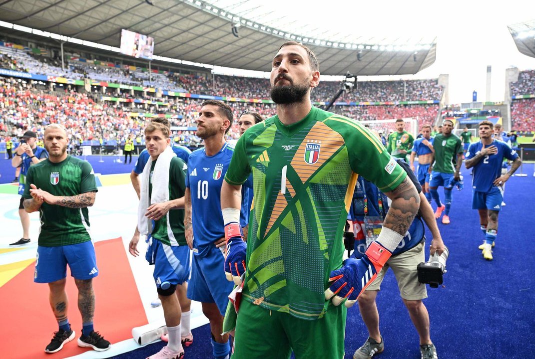 El capitán de la selección italiana Gianluigi Donnarumma junto al resto de sus compñaeros en uno de los fondos del estadio Olímpico de Berlín, Alemania. EFE/EPA/DANIEL DAL ZENNARO