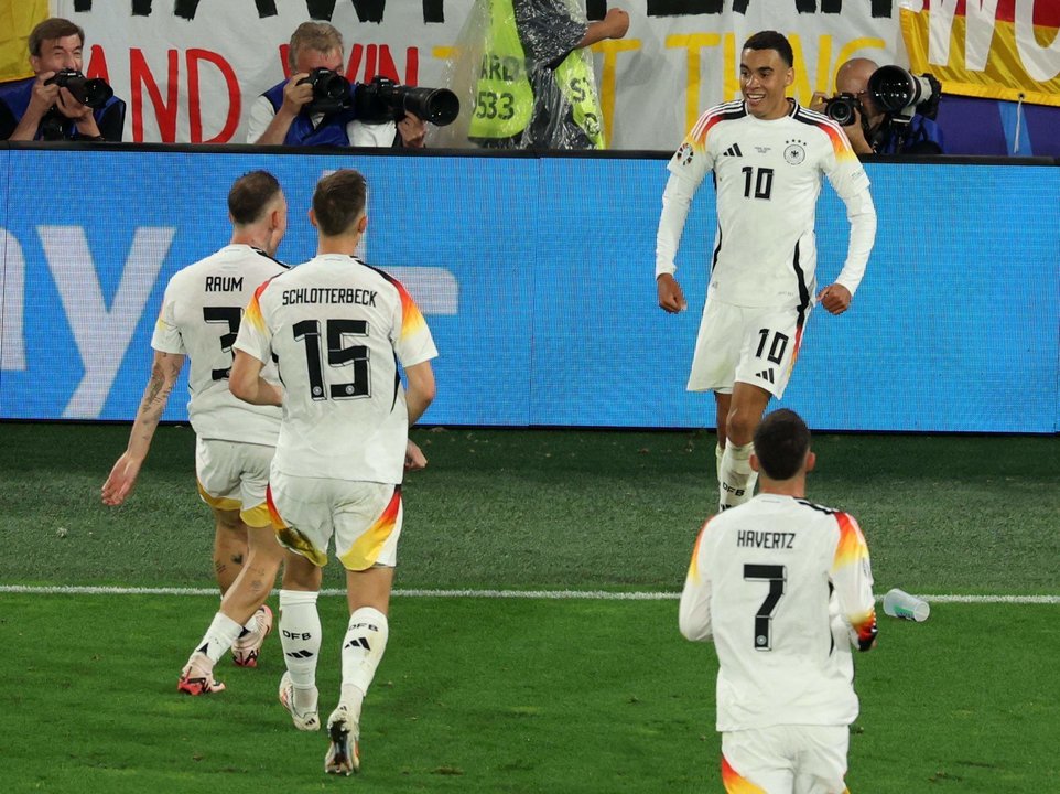 El alemám Jamal Musiala (d) celebra con sus compañeros el 2-0 durante el partido de octavos que han jugado Alemania y Dinamarca en Dortmund, Alemania. EFE/EPA/GEORGI LICOVSKI