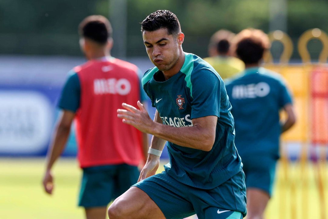 El jugador portugués Cristiano Ronaldo en un entrenamiento de su selección en Marienfeld, Harsewinkel, Alemania. EFE/EPA/MIGUEL A. LOPEZ