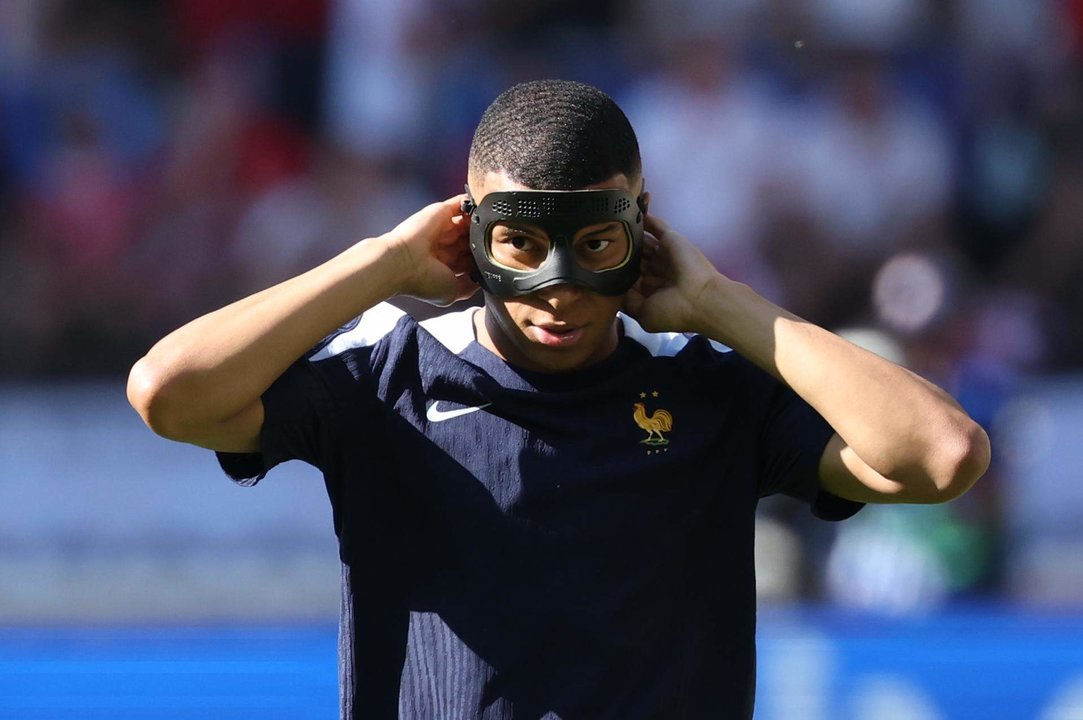 El delantero de Francia Kylian Mbappé calienta antes del partido ante Polonia, de la fase de grupos de la Eurocopa de fútbol, en Dortmund. EFE/FRIEDEMANN VOGEL