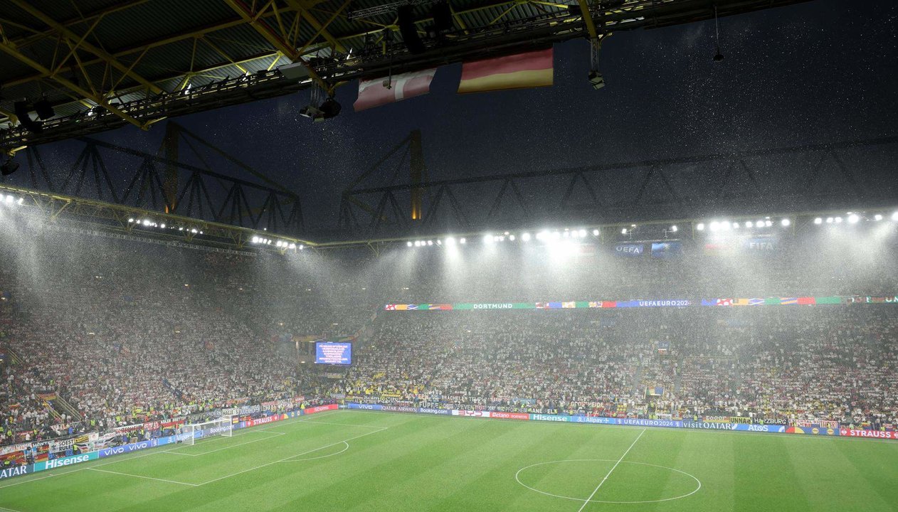 Estadio BVB Stadion de Dortmund sin fútbol tras la suspensión durante 25 minutos del Alemania Dinamarca de octavos de la Eurocopa. EFE/EPA/GEORGI LICOVSKI