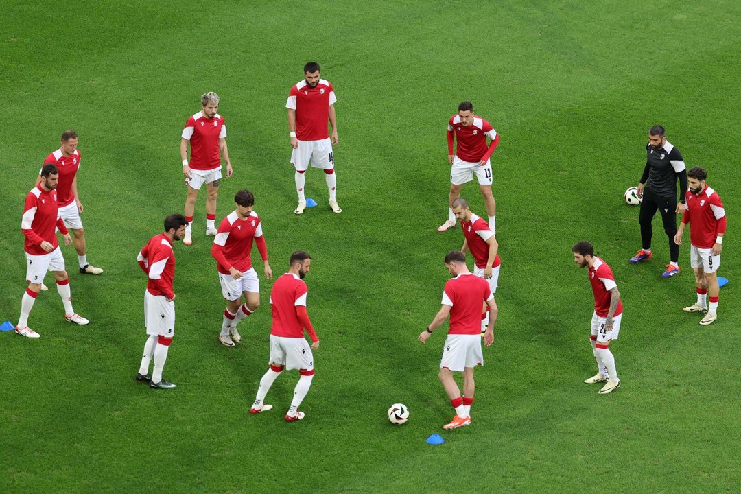 Los jugadores de Georgia calientan sobre el terreno de juego del campo del Colonia, Alemania. EFE/EPA/MOHAMED MESSARA