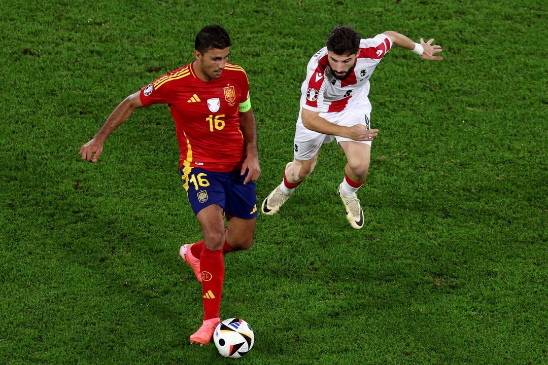 El centrocampista de la selección española de fútbol Rodri durante el partido de octavos de final de la Eurocopa que las selecciones de España y Georgia disputan este domingo en Colonia.  EFE/EPA/MOHAMED MESSARA