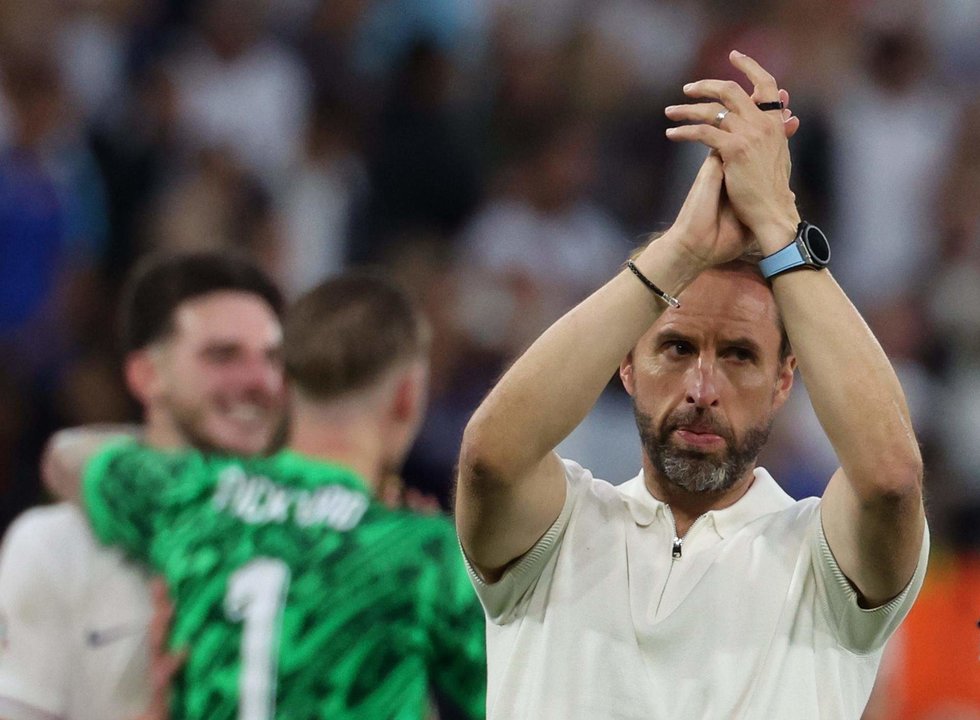 El seleccionador de Inglaterra Gareth Southgate celebra la victoria de su equipo en el partido de octavos entre Inglaterra y Eslovaquia en la Eurocopa 2024, en Gelsenkirchen, Alemania. EFE/EPA/ABEDIN TAHERKENAREH