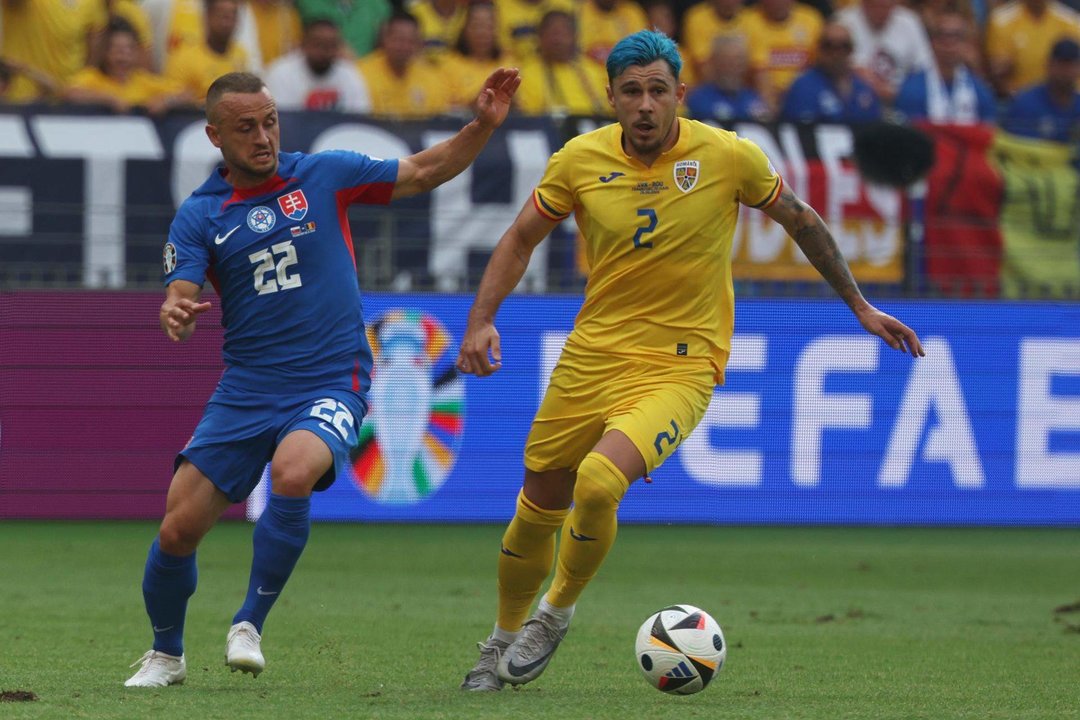 El eslovaco Stanislav Lobotka (I) y el rumano Andrei Ratiu. EFE/EPA/MOHAMMED BADRA