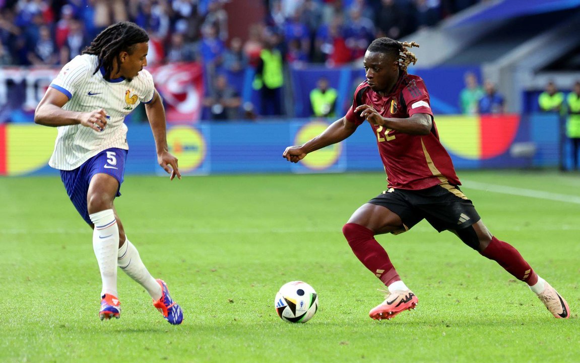 Jules Koundé, defensa de la selección de Francia, durante el partido de octavos que han juagdo Francia y Bélgica en Düsseldorf, Alemania. EFE/EPA/CHRISTOPHER NEUNDORF