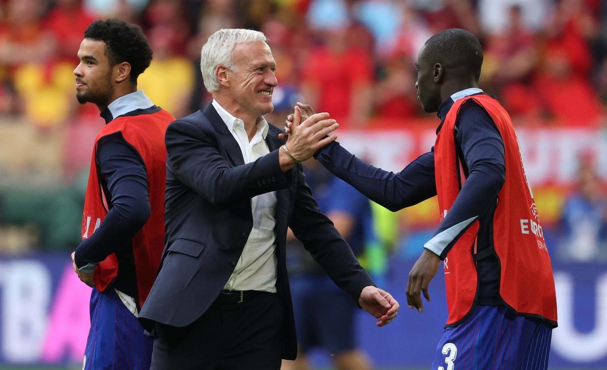 Didier Deschamps, seleccionador de Francia, celebra el pase a cuartos tras el partido que ha enfrentado a Francia y Bélgica en Düsseldorf. EFE/EPA/FRIEDEMANN VOGEL