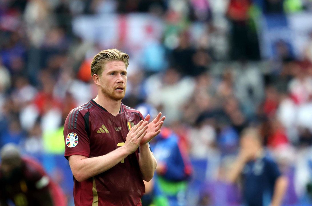 El medio belga Kevin de Bruyne lamenta la derrota de su selección en Düsseldorf, Alemania. EFE/EPA/CHRISTOPHER NEUNDORF