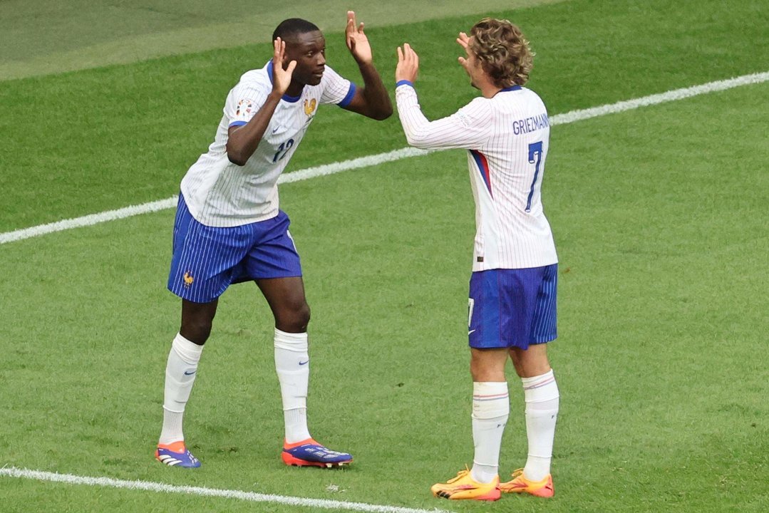 Los jugadores de Francia Randal Kolo Muani (I) y Antoine Griezmann celebran el 1-0 durante el partido de octavos jugado en Düsseldorf (Alemania). EFE/EPA/ABEDIN TAHERKENAREH