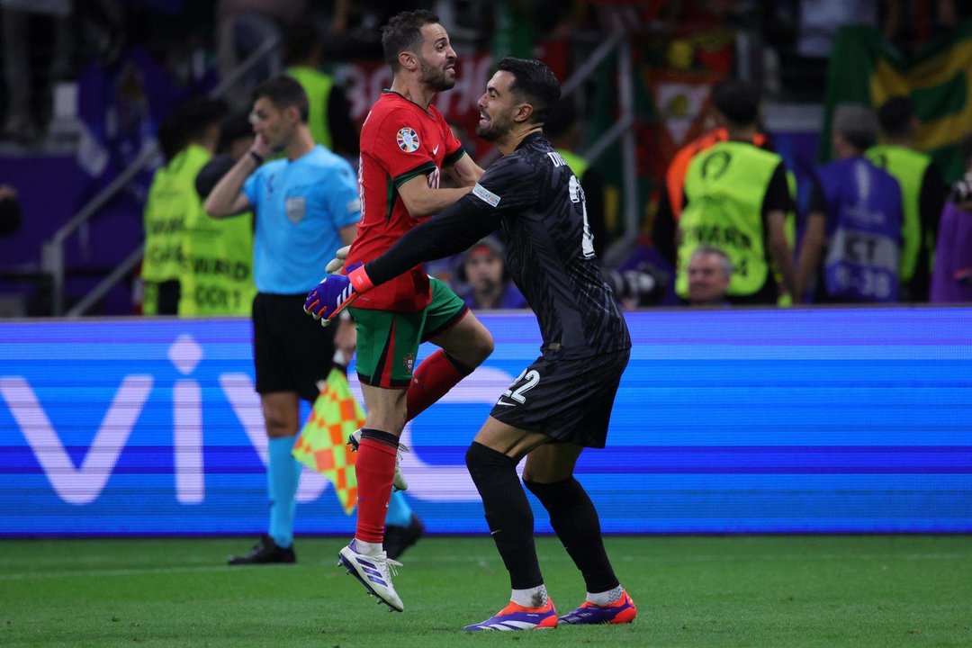 Bernardo Silva celebra el pase con el portero Diogo Costa durante el partido de octavos de final entre Portugal y Eslovenia en Frákfort, Alemania. EFE/EPA/OLIVIER MATTHYS