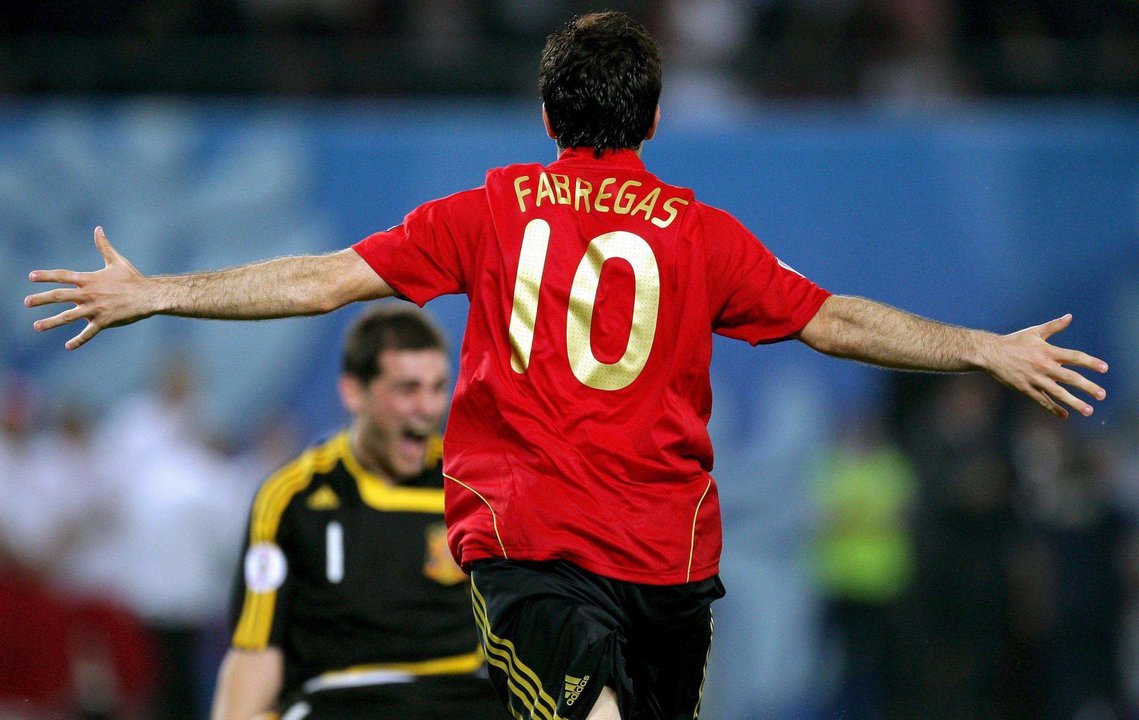 El guardameta español Iker Casillas (atrás) y su compañero de equipo Cesc Fabregas celebran tras ganar a Italia en el partido por los cuartos de final de la Eurocopa'08 el 22 de junio de 2008, en el estadio Ernst Happel de Viena (Austria). EFE/GEORG HOCHMUTH