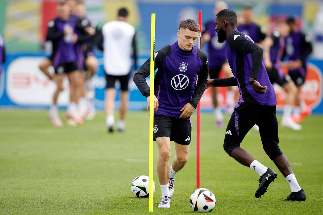 El jugador alemán Florian Wirtz y su compañero Antonio Rüdiger (d), durante el entrenamiento que la selección de Alemania ha realizado este martes en Herzogenaurach. EFE/Alberto Estévez