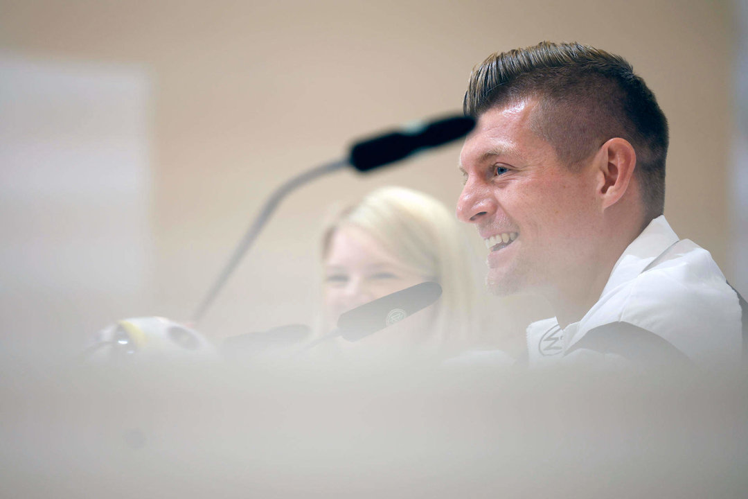 El jugador alemán Toni Kroos durante la rueda de prensa posterior al entrenamiento que la selección de Alemania ha realizado en Herzogenaurach. EFE/ Alberto Estévez